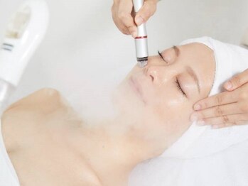 ビーキュート 神戸元町店(BE-CUTE)の写真/【韓国式美容で美肌＋小顔】大人気ハイドラフェイシャルで黒ずみやざらつきのない、なめらかたまご肌に♪