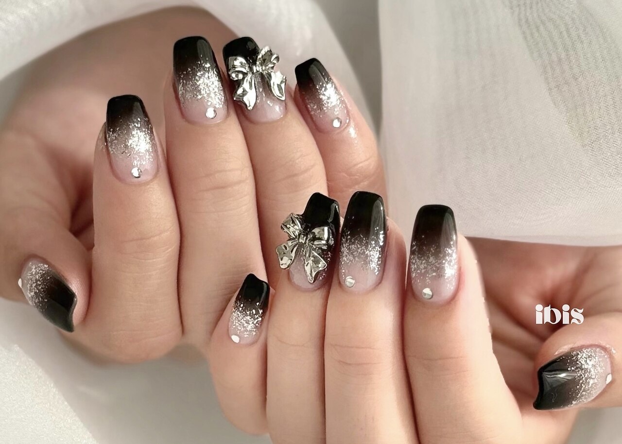 2025年-2026年冬トレンド】ブラック ラメグラデーション ハンドの