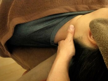 新月の写真/PC・スマホで同じ姿勢が続くと首肩こりが酷くなり、頭痛・姿勢が悪化・ストレスの増加・呼吸が浅くなる原因