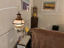 レガーロプラスの雰囲気（店内の雰囲気です。夜はランタンにあかりが灯ります）