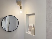 エラ(ELLA)の雰囲気(白とグレーの落ち着いた雰囲気のサロン)