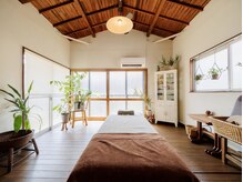 光と木のぬくもりに包まれる、開放的な空間です。