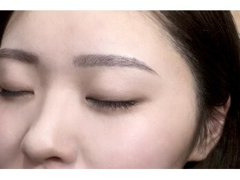 ファミーユ 太田(Fameu)/細めストレートアーチ眉