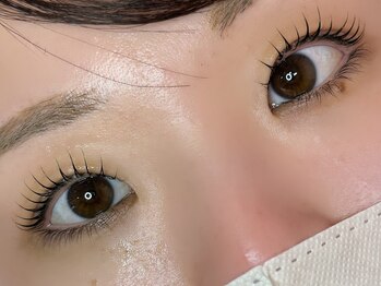ハピネス(HAPPINESS)の写真/汗や湿気に負けないまつげで快適に！ナチュラルだけどぱっちりな目元♪お出かけ前にメンテナンス◎