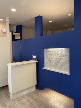 メル 川西(Mer)/青と白の落ちつくサロン