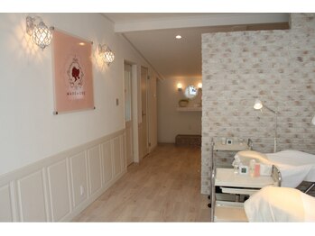 まつ毛エクステ専門サロン マドモア 姫路店/清潔感と大きな窓で開放的♪