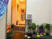 ジャスミン(Jasmine)の雰囲気（インターホンを押していただくと扉が開き階段を登って玄関です。）