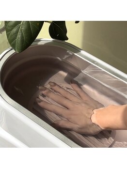 コルネイル(KORUnail)の写真/Handは全メニューに潤い温熱パック付き。Footは全メニューにフットバス角質ケア付き。美しい爪を育成します