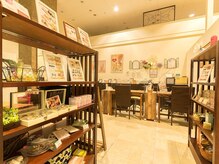 レトワール(L'etoile)の雰囲気（カントリー調で、木の温もりが感じられる可愛らしい店内♪）