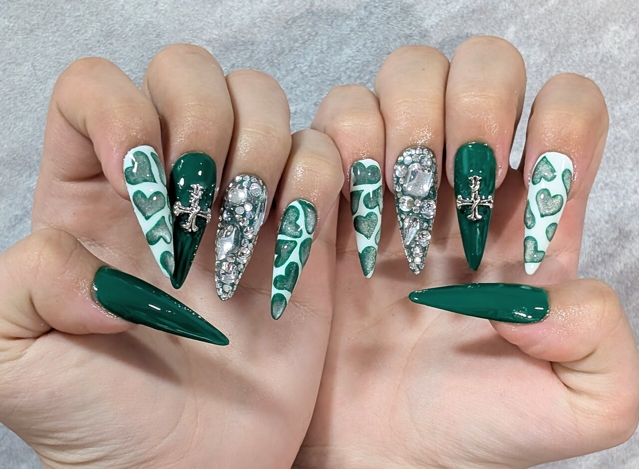 2025年-2026年冬トレンド】グリーン ハートのネイルデザイン集｜人気順