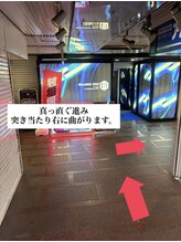少し進んでいただいて突き当りを右に曲がります♪