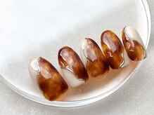 ワンアンドオンリー(One&Only)/べっこう×フレンチネイル