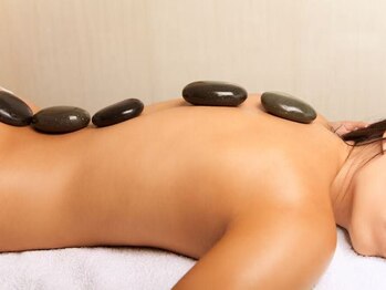 リラコリラクゼーションの写真/【アロマオイル+リンパ+ホットストーン70分¥6,800】表裏全身オイルを使用してじんわり流す◎