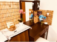 光の雰囲気（施術後はメイク直しを☆メイク道具、ヘアアイロンもあります。）