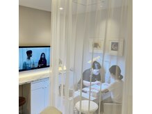 エリカローズネイル 天神本店の雰囲気（Netflixなどビデオを観ながら個室感覚で施術を受けられます。）