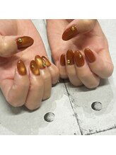 Amu's nail salon/ワンカラーにゴールドスタッズ