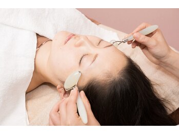 ハリプラス(HariPlus)/美容鍼施術の様子[フェイシャル]