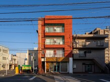 トーン(Thorn)の雰囲気（松山市駅徒歩5分。この外観の2階でお待ちしています。）