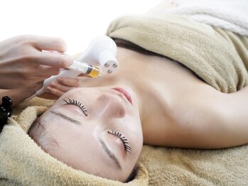 Rea clinical salon【レアクリニカルサロン】小顔/肌質改善 看護師クリニカルサロン の写真/若さの秘訣は、自然なボリュームとお肌のハリツヤ◎エステ版ヒアル導入で、よりキレイな女性らしい横顔へ♪
