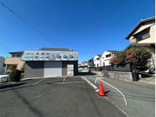 TCM-y...の雰囲気(どんどんの向かいの、青い屋根の【徳升屋】東側の道路沿いです。)