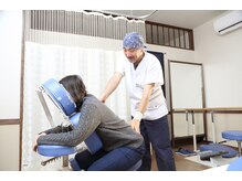 にらさわ整骨院の雰囲気（うつ伏せ・あお向けがお辛い方には専用チェアでご対応◎）