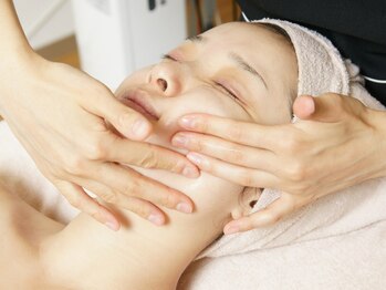 アプリコーゼ(APRIKOSE)/ハンドマッサージでさらに浸透!