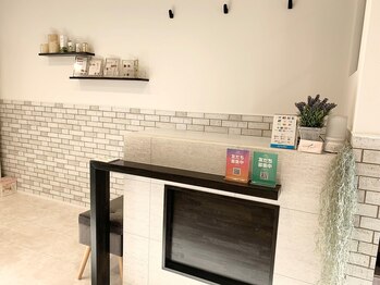 フミ(FMI)/サロン内装（レジカウンター）