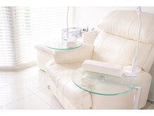 ネイルサロンブラン(nail salon BLANC)の雰囲気（ソファにゆったり座り、１本映画を観ながらおくつろぎ頂けます）