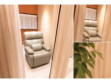 燈(AKARI)の雰囲気（アイラッシュエリアは仕切られているのでプライベート空間）