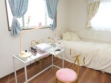 ネイルコロン(NailCoron)の雰囲気（大きなソファーでゆったりとお過ごしいただけます。）