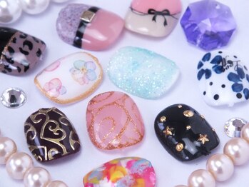 アートスタジオ グラッセ(Art Studio gLAsse)の写真/足元からオシャレに★思わず見惚れるほど美しい足元で気分アップ!シンプル~華やかまで◎理想の指先に♪