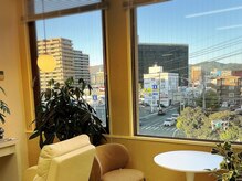 メイクマジック(Makemagic)の雰囲気（ビル外側の壁は全面窓で開放的で明るい雰囲気です）