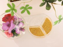 金の粒で優しく耳つぼを刺激します！