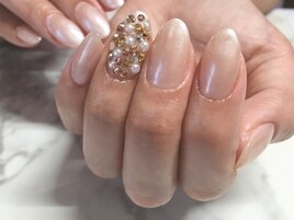 ビジュー埋め尽くしネイル