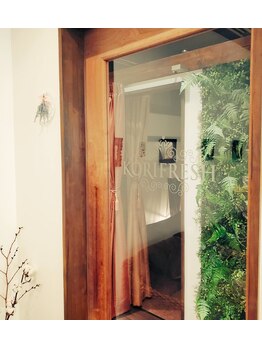 コリフレッシュ 新百合ヶ丘店/緑の多い店内