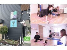 キラナ ヨガスタジオ(Kirana YOGA Studio.)の雰囲気（ガラス扉が入り口です階段をそのままお上がりください）