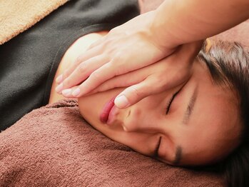 ラクタイセイタイイン 梅田茶屋町店(楽体整体院)/癒されながら頭蓋骨から引き上げ