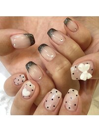 モノトーンのガーリーネイル