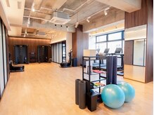 リ バース 町田店(Re-Birth)の雰囲気（きれいで明るい店内で気持ち良くトレーニングができます）