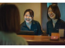 大人女性のための空間。丁寧にしつらえた内観で、スタッフが笑顔でお迎えいたします。