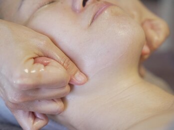 レア(Lea)の写真/【顔の浮腫/エラ張り/二重顎】ケアですっきり小顔に♪歪みを整えてシャープなフェイスラインを取り戻す◎