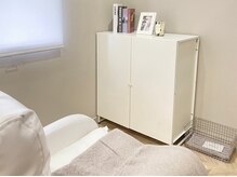 フィズアイビューティー 岡崎竜美ヶ丘店(fiz eye beauty)の雰囲気（白を基調とした、清潔で居心地の良い空間とベッドでゆったり。）