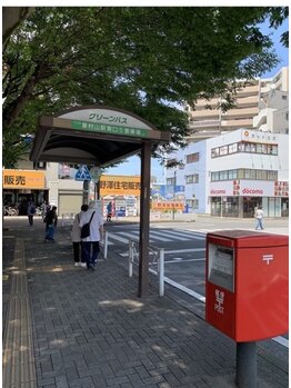 ニコリ(NICOLI)/バス停の道をまっすぐ行きます