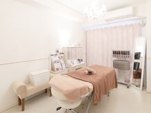 ビューティーアンドリラクゼーションサロン ブルートパーズ(Blue topaz)の雰囲気（エステルームは白を基調とし、リラックスできる大人女子の空間）