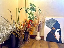 モモサロン(MoMo Salon)の雰囲気(暖かい色と電気に囲まれたインテリア)