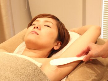 ウヴェール(OUVERT)/４、お肌に合わせて光を照射