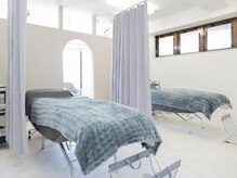 周囲を気にせずくつろげる半個室の施術スペース