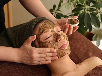 ジェイオオイイ 陶栄店(J.o.e)の写真/【ハーブピーリング¥6490】リンパマッサージ付だからハーブ＆マッサージのWパワーでウルツヤもちもち肌に♪