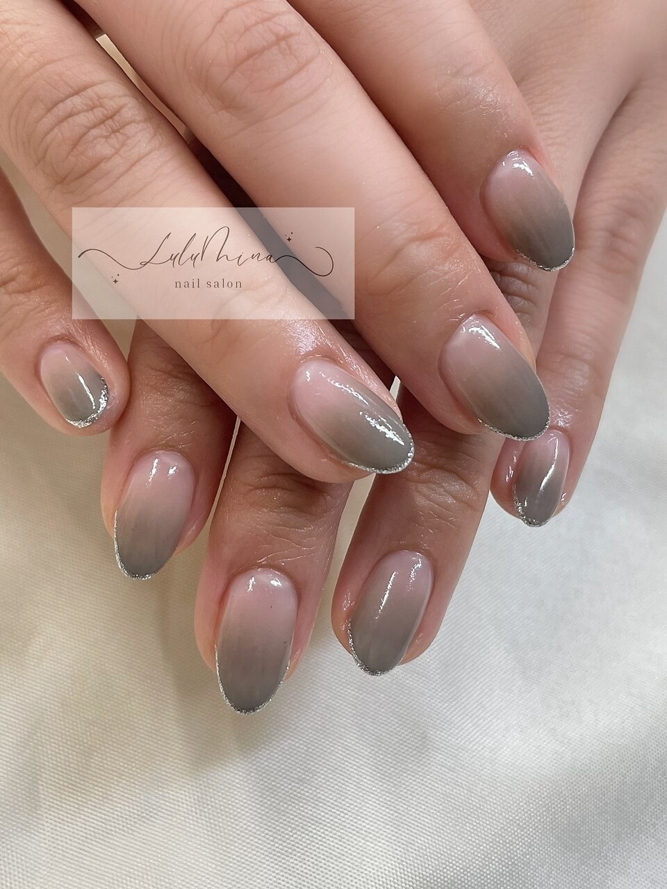 2026年春トレンド】グレー カラーグラデーションのネイルデザイン集
