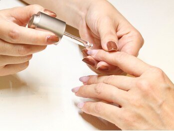 ローズデール アベイユ(ROSEDALE Abeille)の写真/【エスパル仙台1F】自爪がつやっと整う♪丁寧ケアで手元の悩みに寄り添うサロン。乾燥・二枚爪もご相談を